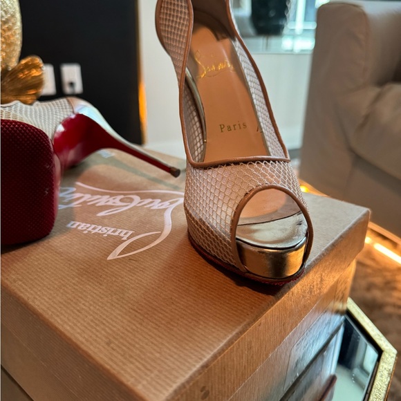 Christian Louboutin Very Rete Gold
Tan Mesh Peep Toe Pump size 38 - Picture 4 of 8